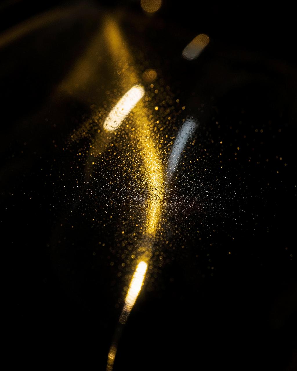 Detail einer glänzenden Fahrzeuglackierung unter Prüflicht